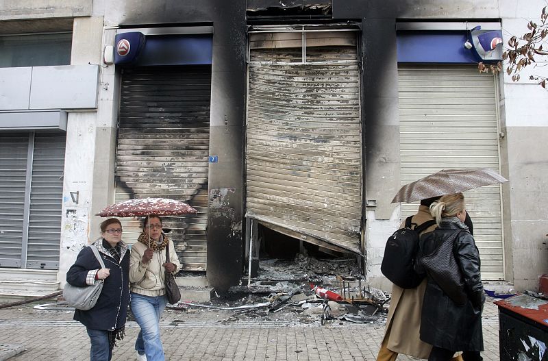 ATENAS DESPIERTA ENTRE LAS CENIZAS CAUSADAS POR LA LLAMAS DE LA IRA POPULAR