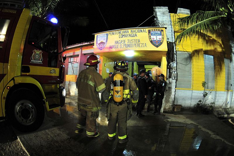 Bomberos hondureños trabajan en el centro penal de la ciudad de Comayagua