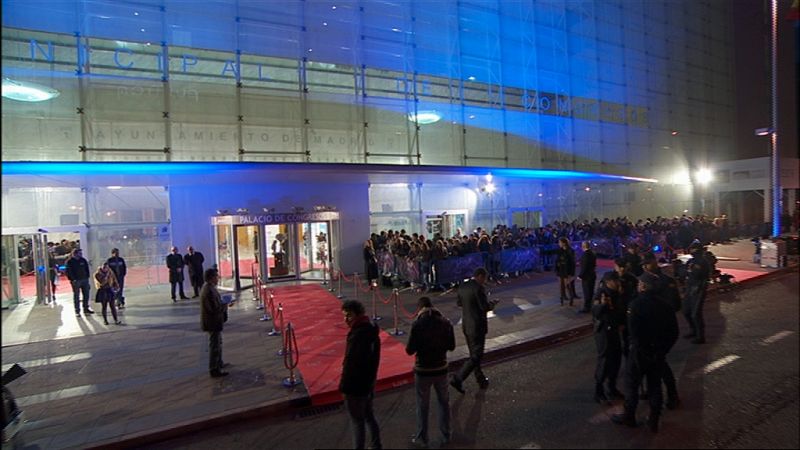 La Policía vigila la entrada al Palacio de Congresos.