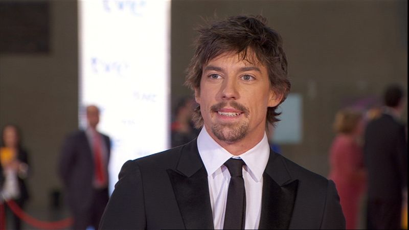 Adríán Lastra, muy elegante de negro.