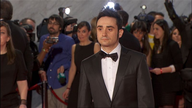 El director de 'El Orfanato', J. Bayona, muy elegante con traje negro.