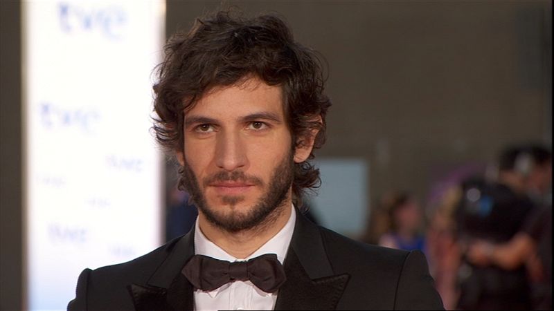 El actor Quim Gutierrez con un traje de Gucci.