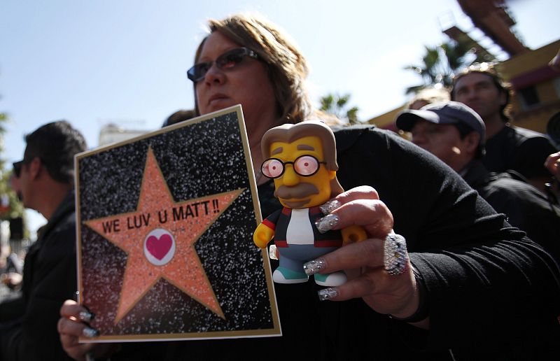 Una fan de la serie muestra el simpson personalizado de su creador y una placa que le homenajea