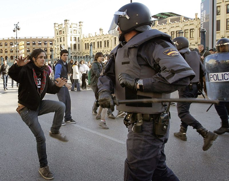 DIEZ DETENIDOS, 3 DE ELLOS MENORES, EN ESCARAMUZAS ENTRE ESTUDIANTES Y POLICÍA