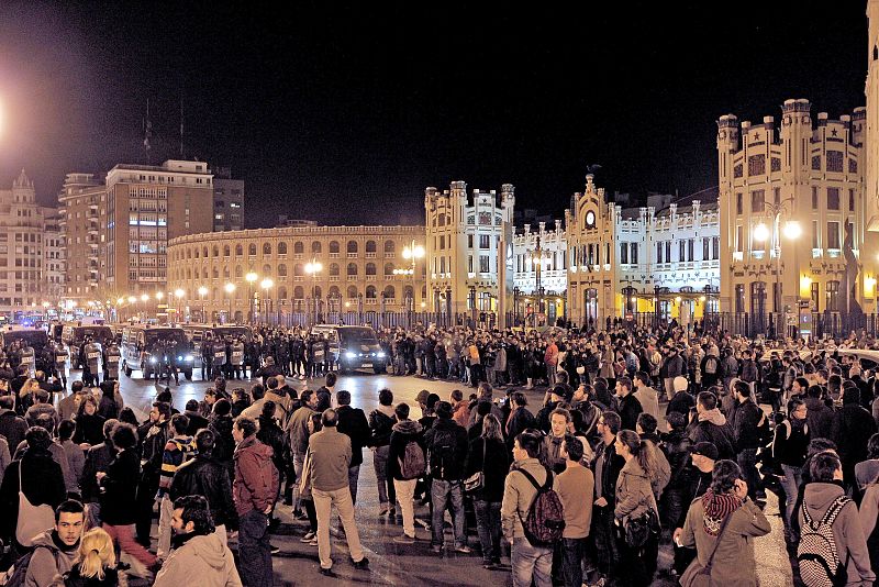 NUEVOS ENFRENTAMIENTO Y MÁS MANIFESTANTES ANTE EL LLUÍS VIVES DE VALENCIA