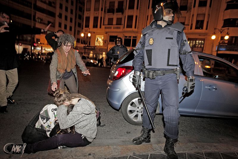 NUEVOS ENFRENTAMIENTO Y MÁS MANIFESTANTES ANTE EL LLUÍS VIVES DE VALENCIA