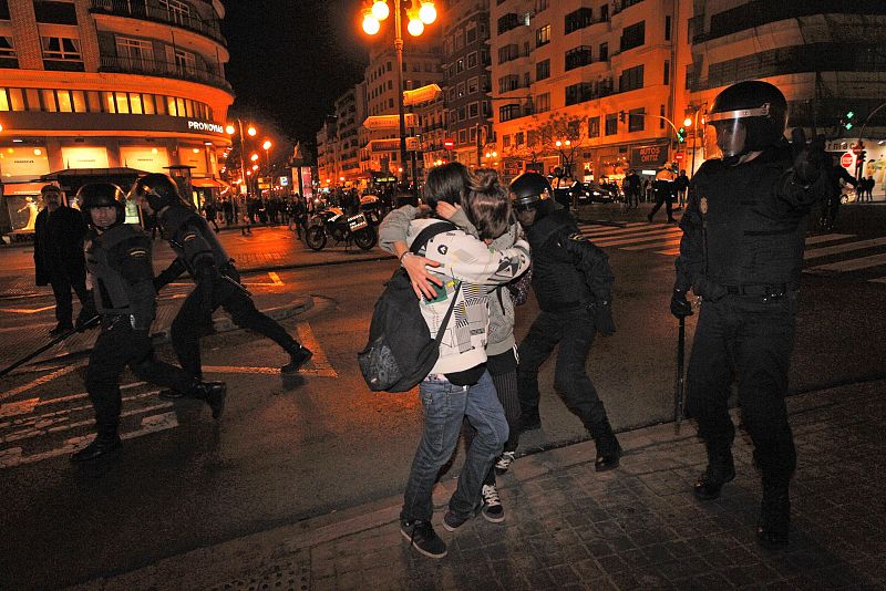NUEVOS ENFRENTAMIENTO Y MÁS MANIFESTANTES ANTE EL LLUÍS VIVES DE VALENCIA