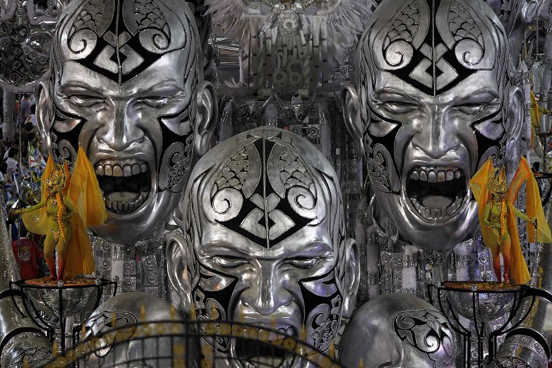 Imagen de la carroza de la escuela de samba 'Uniao da Ilha do Governador' en el sambódromo del carnaval de Río de Janeiro (Brasil)