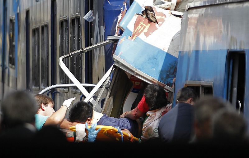 Los equipos de emergencia tratan de rescatar a los pasajeros atrapados.