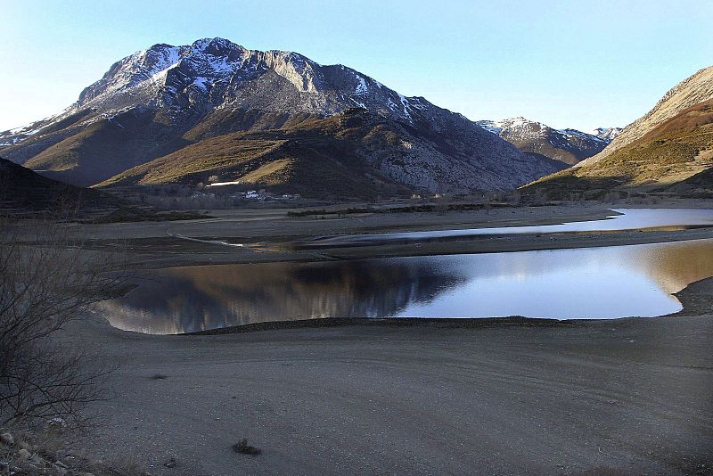 Embalse de Camporredondo (Palencia), en la cuenca del río Carrión en Palencia