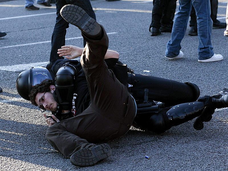 UN DETENIDO EN BARCELONA POR ARROJAR PIEDRAS CONTRA LA POLICÍA
