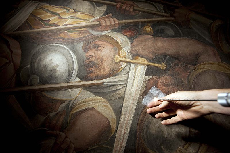 "La batalla de Anghiari" es un fresco de 1505 que muestra el horror de la guerra con dos caballos ensangrentados que Leonardo no tuvo tiempo de terminar.