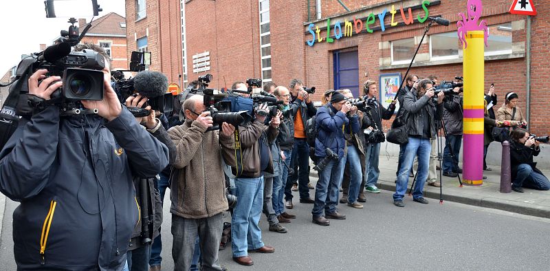 Los medios de comunicación se agolpan en el colegio St Lambertus, en Heverlee