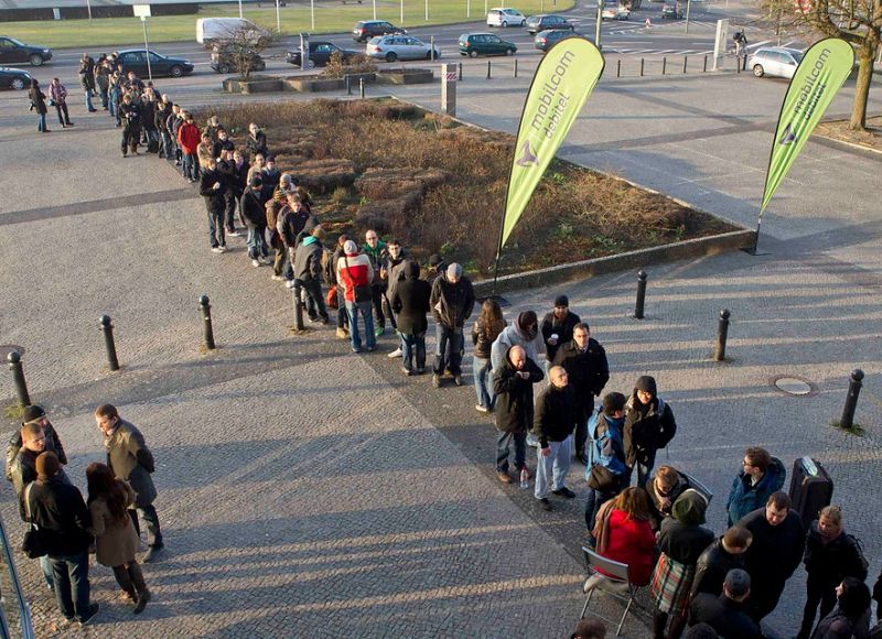 Largas colas de aficionados en la Apple Store de Alemania