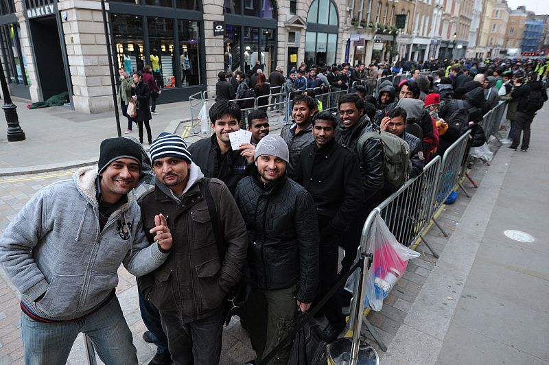 Clientes hacen cola para comprar el nuevo iPad fuera de la tienda que Apple tiene en el centro de Londres