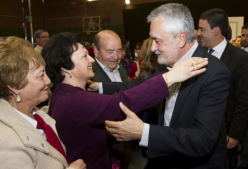 José Antonio Griñán saluda a unas participantes en un acto electoral en Huelva