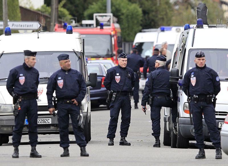 LA POLICÍA FRANCESA MANTIENE ACORRALADO AL PRESUNTO ASESINO DE TOULOUSE