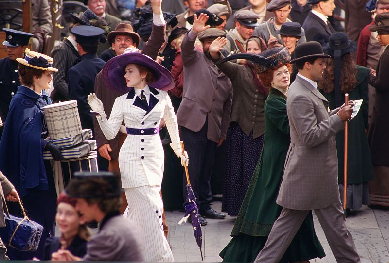 Kate Winslet y Billy Zane subiendo al 'Titanic' en una escena de la película