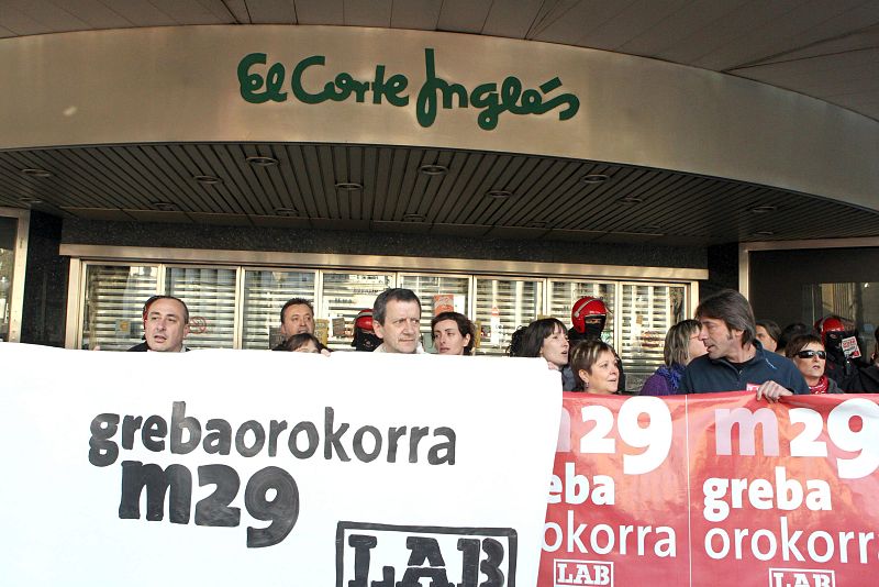 MANIFESTANTES DE LAB A LA ENTRADA DEL CORTE INGLÉS DE BILBAO