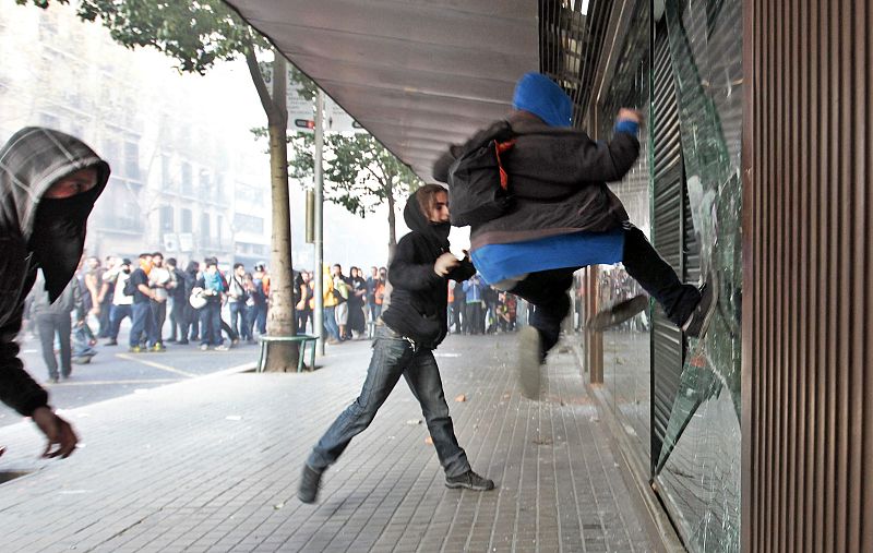 DISTURBIOS EN BARCELONA EN LA JORNADA DE HUELGA GENERAL
