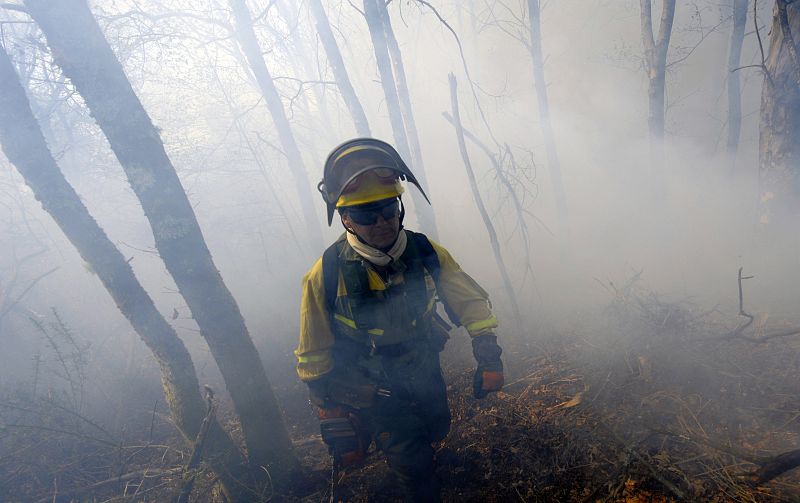 El viento complica la extinción del fuego.