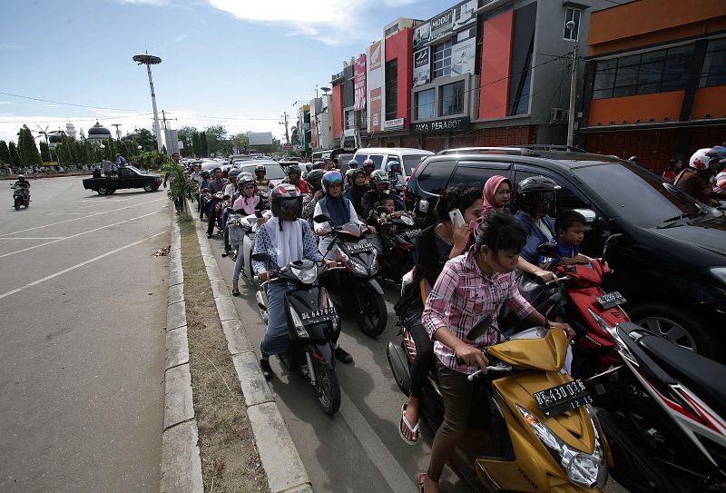 Habitantes de la provincia de Aceh, en la isla indonesia de Sumatra, intentan huir hacia zonas más elevadas para evitar las olas gigantes