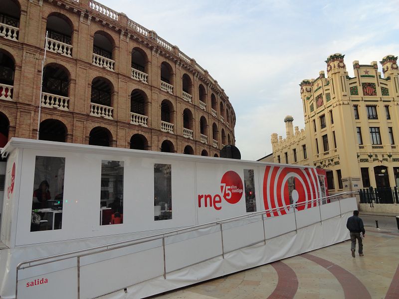 La exposición itinerante de RNE permanecerá dos días en la capital valenciana.