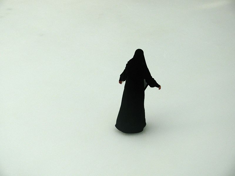 Catar, negro sobre blanco. Mujer patinando