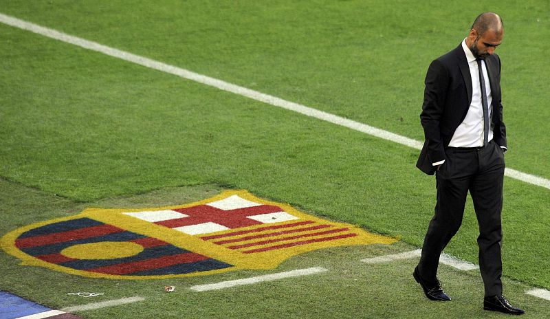 Guardiola camina por su área técnica, cabizbajo