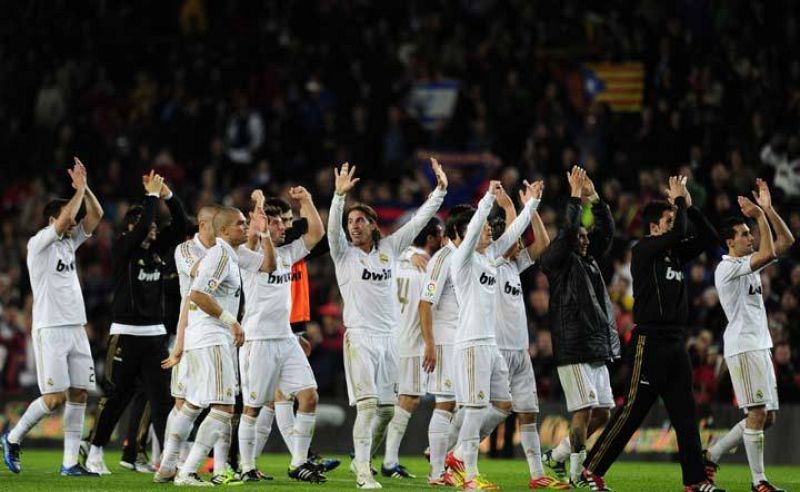 El Real Madrid dedica la victoria a su afición en la grada del Camp Nou.
