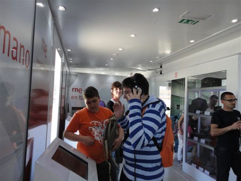 La exposición itinerante "RNE, contigo" con la que la radio pública celebra sus 75 años ha hecho escala en la ciudad de Almería.