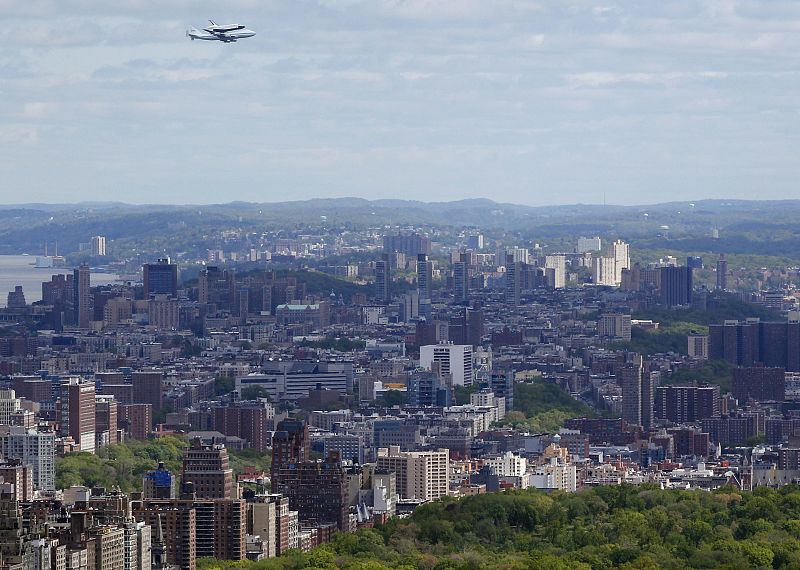 En varias semanas está previsto que el transbordador se desmonte del 747 y se coloque en una barcaza que lo remolcará río arriba por el Hudson hasta el museo, que en julio prevé abrirlo al público.
