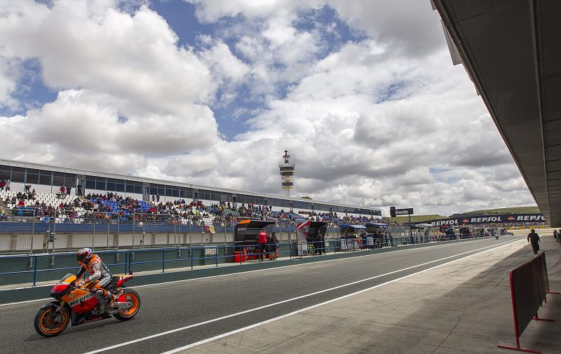 El piloto australiano de Honda Casey Stoner sale de boxes.