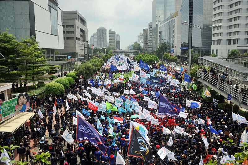 Trabajadores indonesios marchan hacia el palacio presidencial en Yakarta, para pedir mejores sueldos y que se ponga límite a la subcontratación