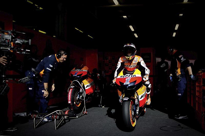 Casey Stoner (Repsol Honda) se prepara para salir a la vuelta de calentamiento
