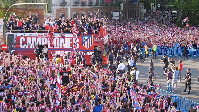 El autobús con los campeones llega a Neptuno que está abarrotado de seguidores rojiblancos.