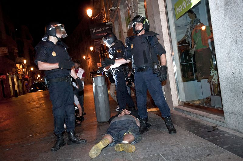 Un total de 18 personas han sido detenidas durante el desalojo de los "indignados" de Sol.