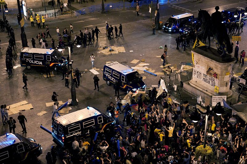 Los alrededor de 200 "indignados" que permanecían en Sol han sido desalojados.