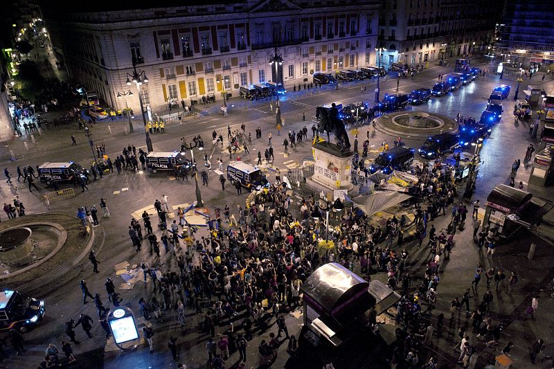 Durante el desalojo se produjeron forcejeos entre los policías antidisturbios y los manifestantes.