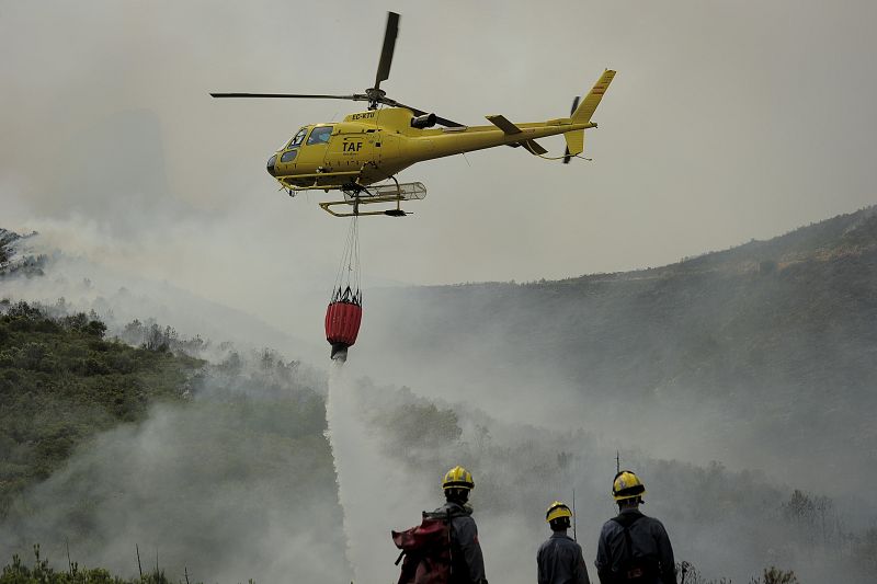 Dotaciones terrestres y aéreas combatiendo el fuego este miércoles