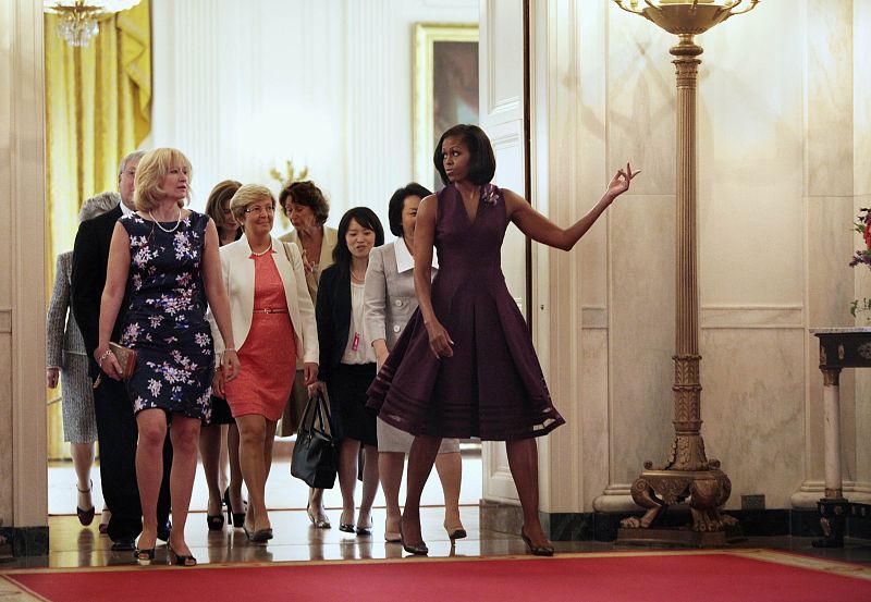 Michelle Obama (derecha), enseña la Casa Blanca a las esposas de los líderes del G-8