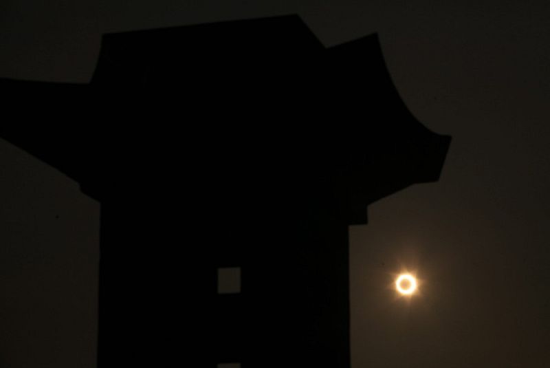El eclipse de sol es visto desde la ciudad de Xiamen (China)