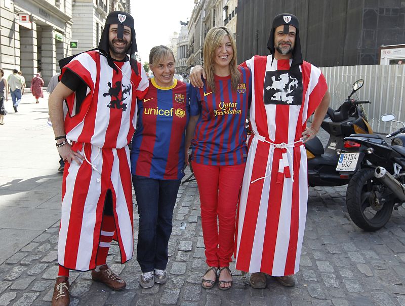 AFICIONADOS DEL BARCELONA Y DEL ATHLETIC CONVIVEN EN LAS HORAS PREVIAS A LA FINAL
