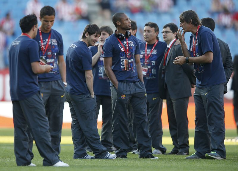 Los jugadores del F.C Barcelona, en el estadio Vicente Calderón de Madrid, antes del inicio de la final de la Copa del Rey de fútbol que enfrenta a su equipo con el Athletic Club.