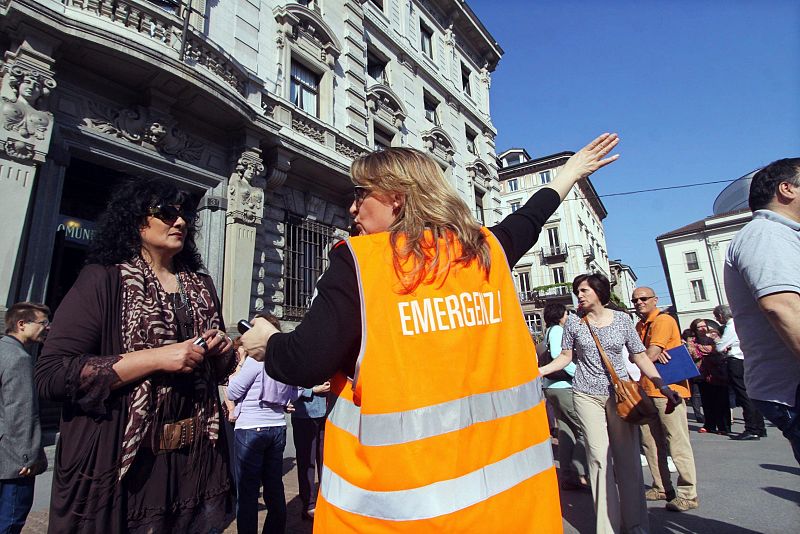 Evacuación de edificios oficiales en Milán, después del terremoto de 5.8 que ha sacudido el noroeste de Italia
