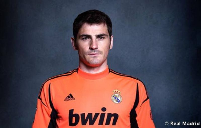 La segunda camiseta para Iker Casillas es naranja con rayas negras