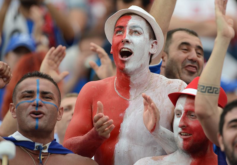 Los aficionados polacos, orgullosos de sus colores.