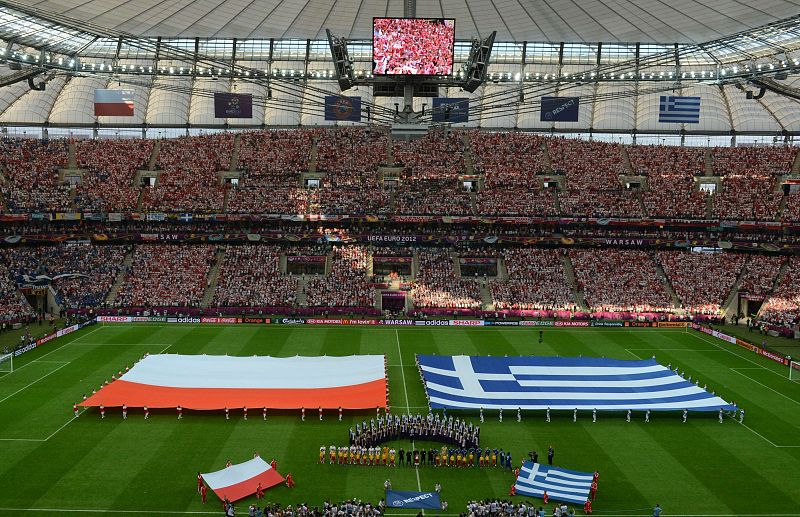 Las banderas gigantes de Polonia y Grecia, en el previo del partido.
