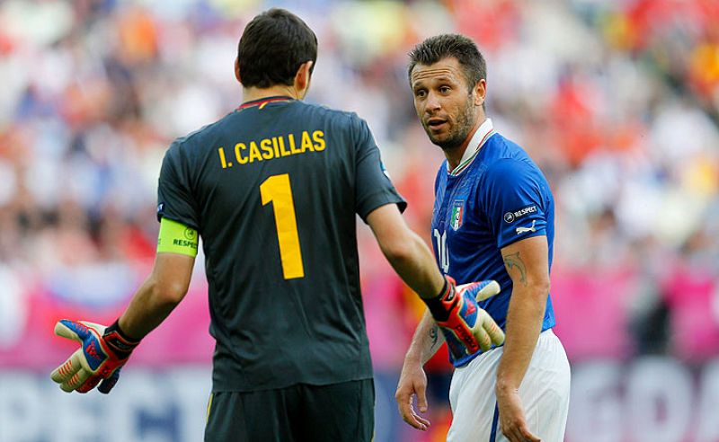 Casillas discute con su excompañero Antonio Cassano.
