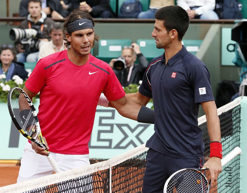 El serbio y el español han regresado para terminar la final de Roland Garros que se suspendió este domingo por la lluvia.
